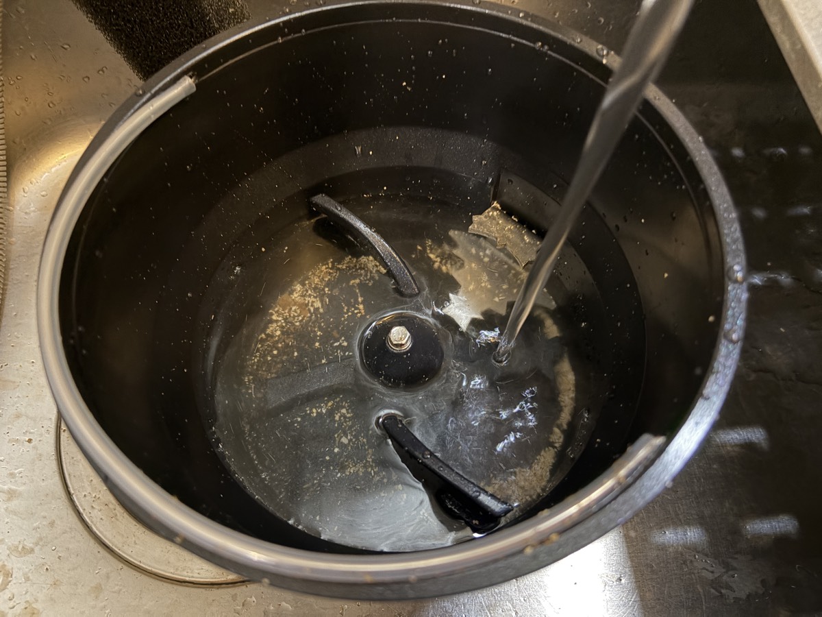 GYUTTOの内釜を水洗い