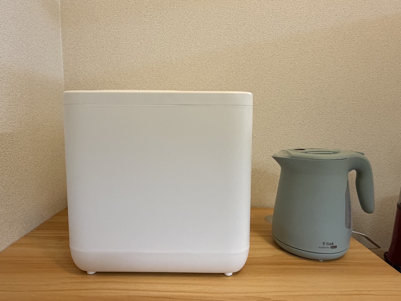 GYUTTOと電気ケトルを並べたサイズ比較