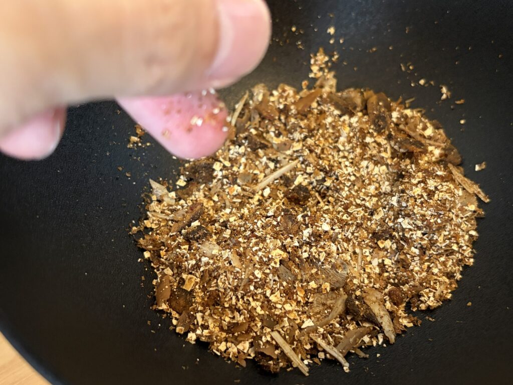 GYUTTOで魚のアラを処理した後の魚粉のような粉状の仕上がり